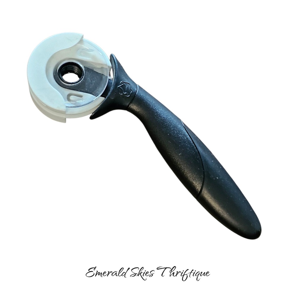 The Pampered Chef Pastry Cutter #1684, guc. Free shipping